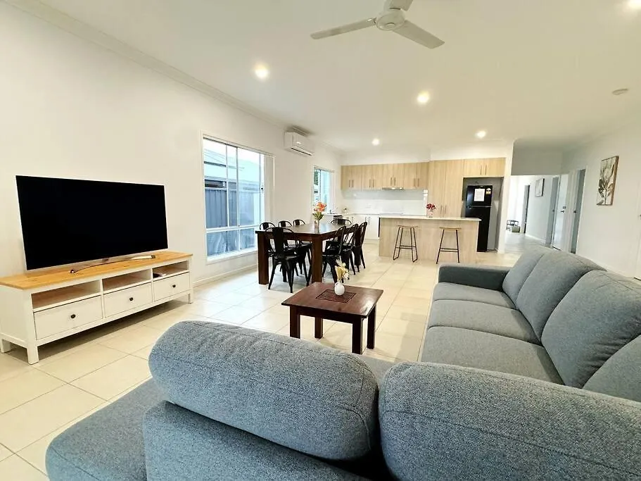 Brand New Fantastic Luxury 4 Bedroom Home Park Ridge Holiday home