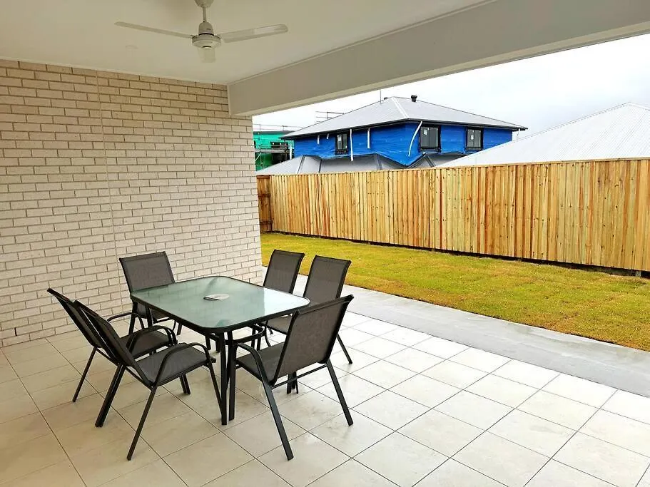 Brand New Fantastic Luxury 4 Bedroom Home Park Ridge Holiday home