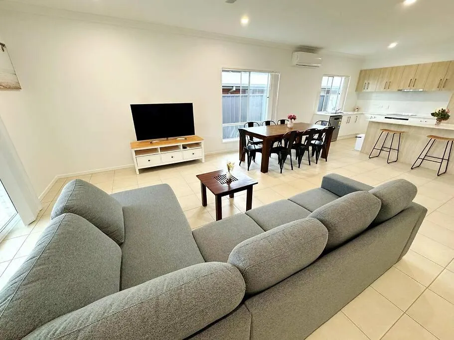 Brand New Fantastic Luxury 4 Bedroom Home Park Ridge