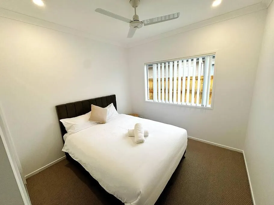 Brand New Fantastic Luxury 4 Bedroom Home Park Ridge Holiday home